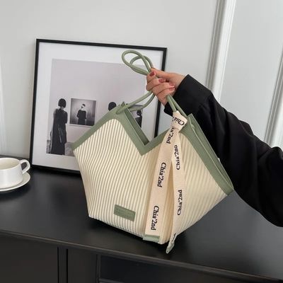 Des sacs à main élégants pour les étudiants avec un revêtement en cachemire et une décoration de serrure
