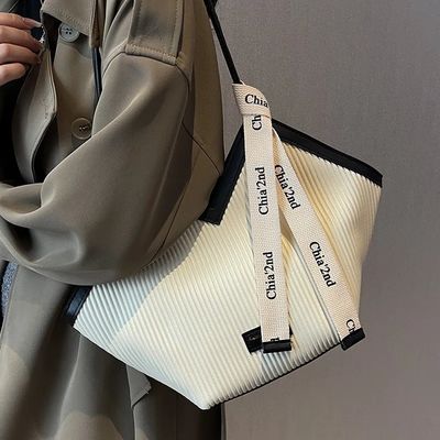Des sacs à main élégants pour les étudiants avec un revêtement en cachemire et une décoration de serrure