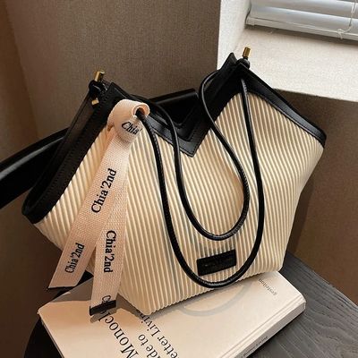 Des sacs à main élégants pour les étudiants avec un revêtement en cachemire et une décoration de serrure
