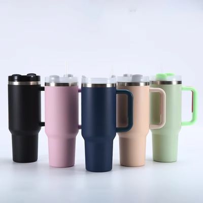 Une tasse de voyage isolée en acier inoxydable pour les boissons chaudes et froides en déplacement