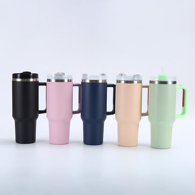 Une tasse de voyage isolée en acier inoxydable pour les boissons chaudes et froides en déplacement