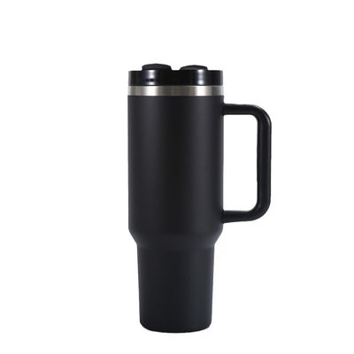 Une tasse de voyage isolée en acier inoxydable pour les boissons chaudes et froides en déplacement