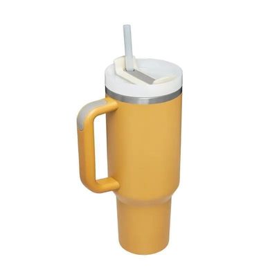 Une tasse de voyage isolée en acier inoxydable pour les boissons chaudes et froides en déplacement