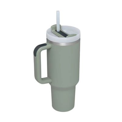 Une tasse de voyage isolée en acier inoxydable pour les boissons chaudes et froides en déplacement