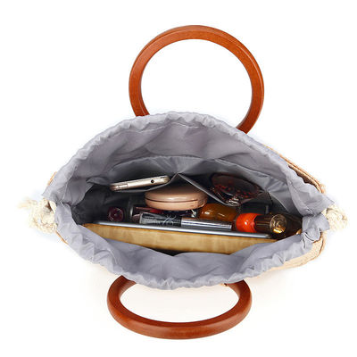 Sac de femme tissé avec une poignée d'herbe et de bois pour les loisirs