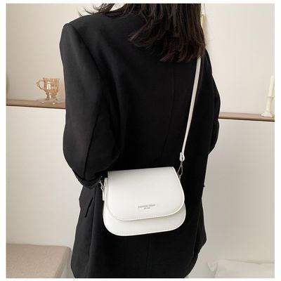 Le sac de messagerie en cuir en PU rétro de style coréen pour femmes.