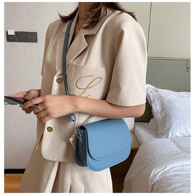 Le sac de messagerie en cuir en PU rétro de style coréen pour femmes.