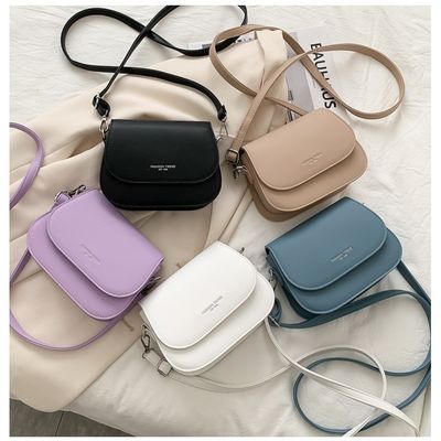 Le sac de messagerie en cuir en PU rétro de style coréen pour femmes.