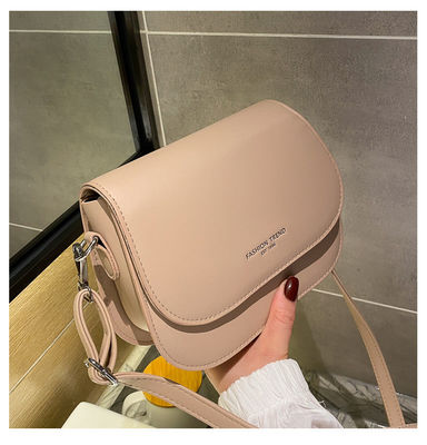 Le sac de messagerie en cuir en PU rétro de style coréen pour femmes.