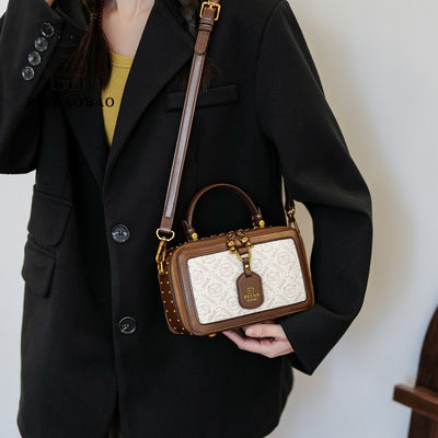 PU Retro En relief petit sac carré avec une longue épaule