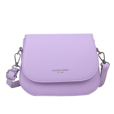 Le sac de messagerie en cuir en PU rétro de style coréen pour femmes.
