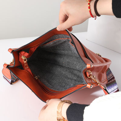 Le sac à épaule en cuir végétalien pour femme avec sangle de guitare et poignée unique