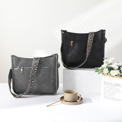 Le sac à épaule en cuir végétalien pour femme avec sangle de guitare et poignée unique