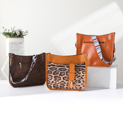 Le sac à épaule en cuir végétalien pour femme avec sangle de guitare et poignée unique