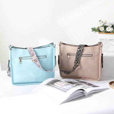 Le sac à épaule en cuir végétalien pour femme avec sangle de guitare et poignée unique