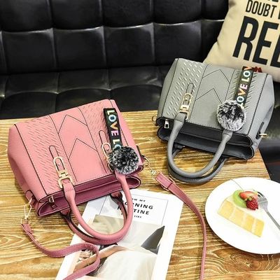 Un sac à main élégant en vrai cuir avec un motif de dessin animé et des boutons décorés
