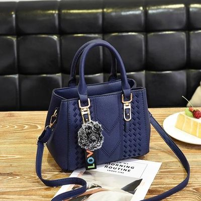 Un sac à main élégant en vrai cuir avec un motif de dessin animé et des boutons décorés