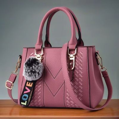 Un sac à main élégant en vrai cuir avec un motif de dessin animé et des boutons décorés
