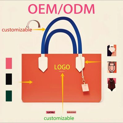 Un sac à main élégant en vrai cuir avec un motif de dessin animé et des boutons décorés