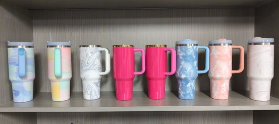 Une tasse de voyage de 40 oz H2.0 Tumbler à double paroi à vide isolée en acier inoxydable en 2024