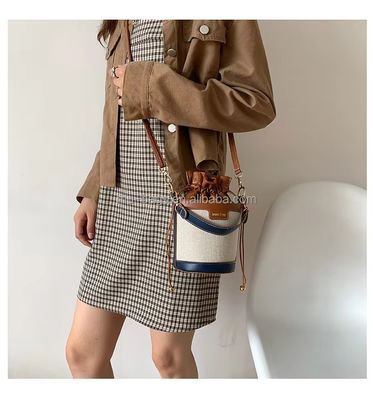 Un sac de cuisine élégant et luxueux pour femmes et filles en cuir et en 2 couleurs