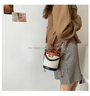 Un sac de cuisine élégant et luxueux pour femmes et filles en cuir et en 2 couleurs