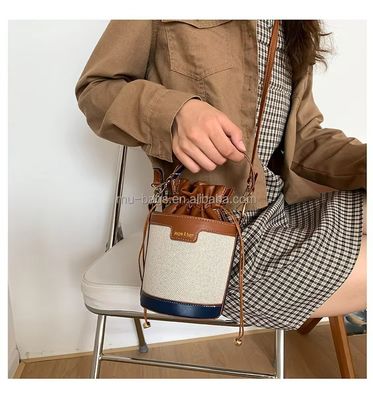 Un sac de cuisine élégant et luxueux pour femmes et filles en cuir et en 2 couleurs