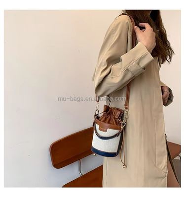 Un sac de cuisine élégant et luxueux pour femmes et filles en cuir et en 2 couleurs