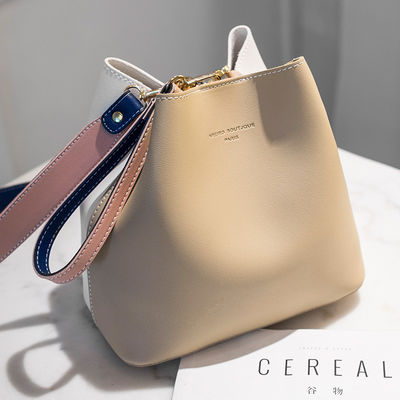 Sac à seau féminin d'été 2024 Contraste de couleur et détection de mouvement pour un sac polyvalent