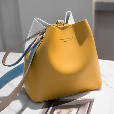 Sac à seau féminin d'été 2024 Contraste de couleur et détection de mouvement pour un sac polyvalent