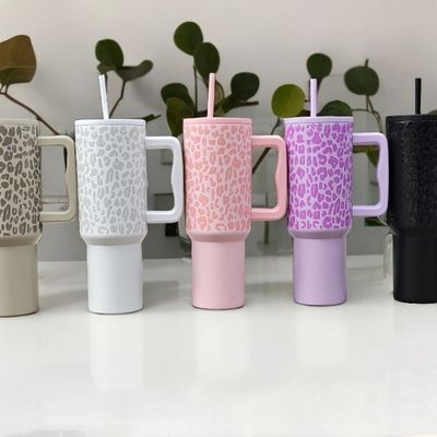 Une boîte en acier inoxydable de 40 oz avec double isolation et poignée.
