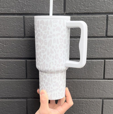 Une boîte en acier inoxydable de 40 oz avec double isolation et poignée.
