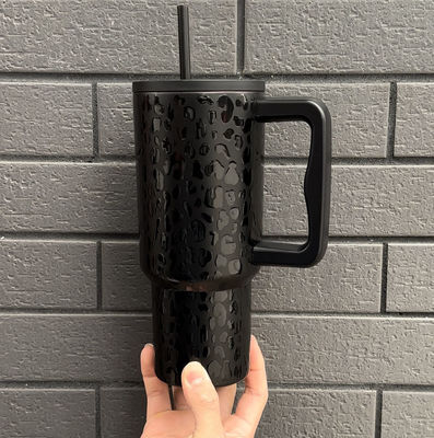 Une boîte en acier inoxydable de 40 oz avec double isolation et poignée.