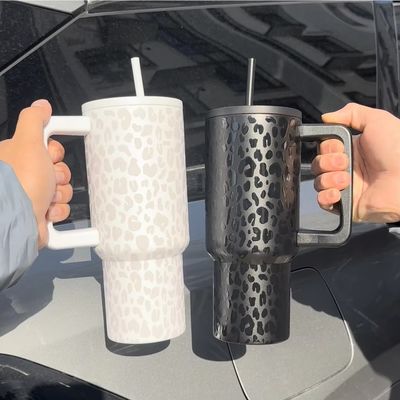 Une boîte en acier inoxydable de 40 oz avec double isolation et poignée.