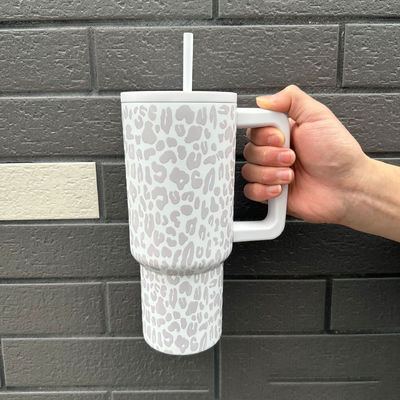 Une boîte en acier inoxydable de 40 oz avec double isolation et poignée.