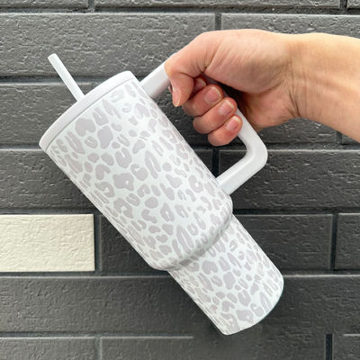 Une boîte en acier inoxydable de 40 oz avec double isolation et poignée.