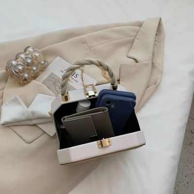 Détection de mouvement Sac à main croisé à l'épaule pour femmes avec petite gelée légère et PU