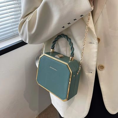 Détection de mouvement Sac à main croisé à l'épaule pour femmes avec petite gelée légère et PU