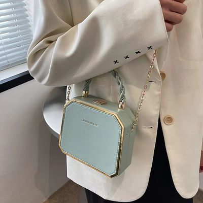 Détection de mouvement Sac à main croisé à l'épaule pour femmes avec petite gelée légère et PU