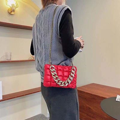 Impression de logo personnalisé Sac à main en cuir en PU Sac à main élégant pour femmes avec conception en chaîne