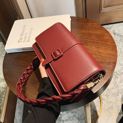 Sac à main en cuir en PU tressé pour femmes avec fermeture à glissière élégante pour un look à la mode