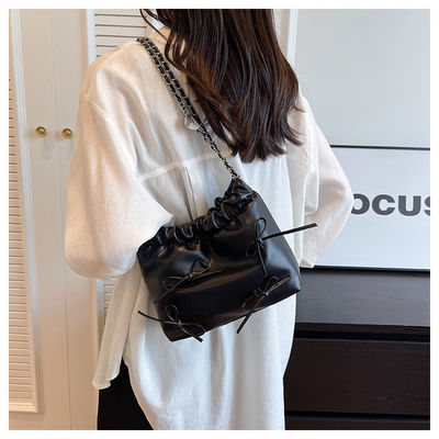 Saisons incontournables Minimaliste Plissé Sac à main à seau magnétique pour femmes en 4 couleurs