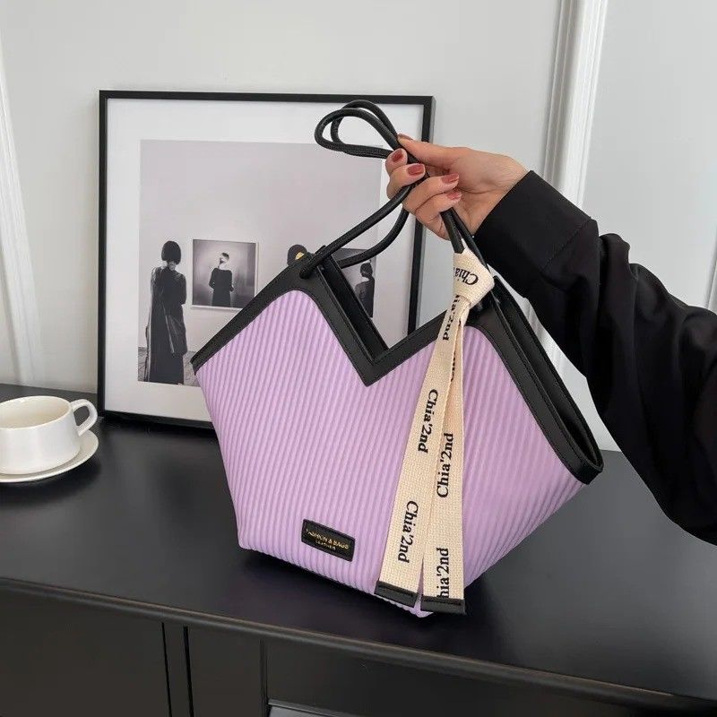 Des sacs à main élégants pour les étudiants avec un revêtement en cachemire et une décoration de serrure