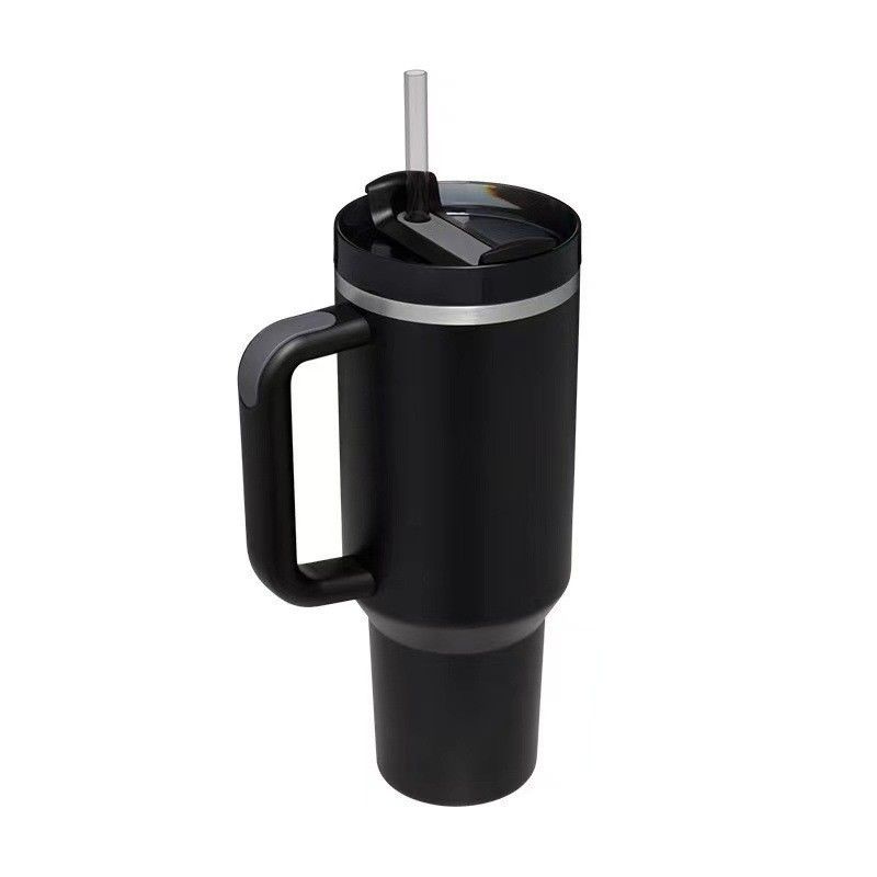 Une tasse de voyage isolée en acier inoxydable pour les boissons chaudes et froides en déplacement