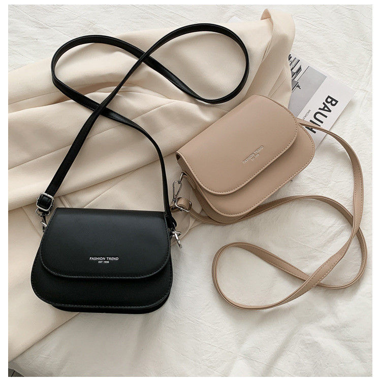 Le sac de messagerie en cuir en PU rétro de style coréen pour femmes.