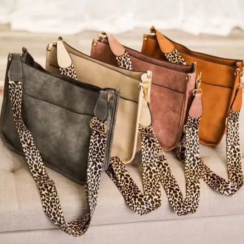 Le sac à épaule en cuir végétalien pour femme avec sangle de guitare et poignée unique