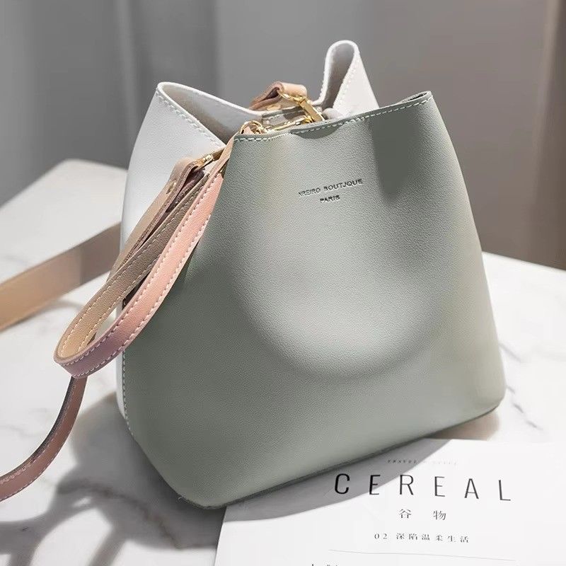 Sac à seau féminin d'été 2024 Contraste de couleur et détection de mouvement pour un sac polyvalent