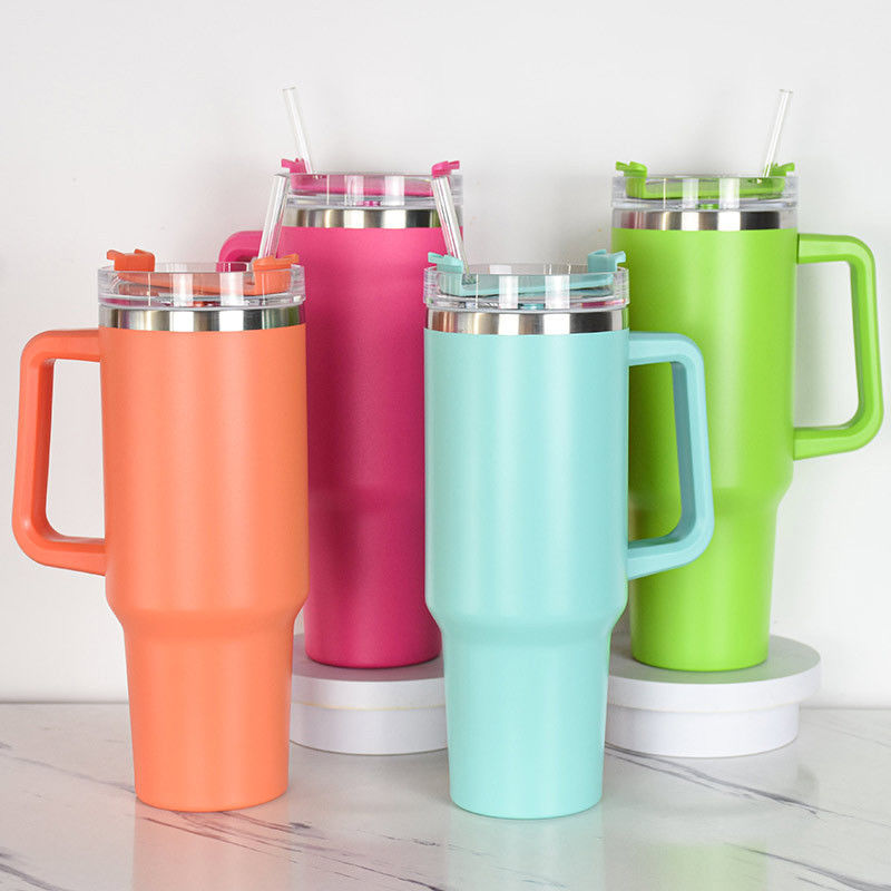 Coupe à eau pour le café, le thé et la bière personnalisée avec poignée, couvercle à paille